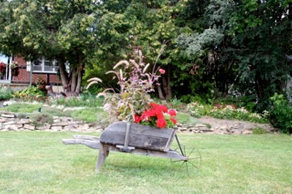 Burley's Executive Garden Apartment *